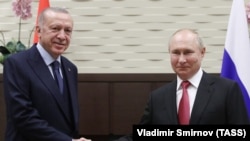 Президент Турции Реджеп Эрдоган (слева) и президент России Владимир Путин во время встречи в резиденции «Бочаров ручей». Сочи, 29 сентября 2021 года