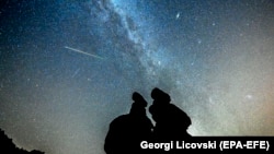 Szintén Észak-Macedónia felett az ég a Perseida meteorrajjal.