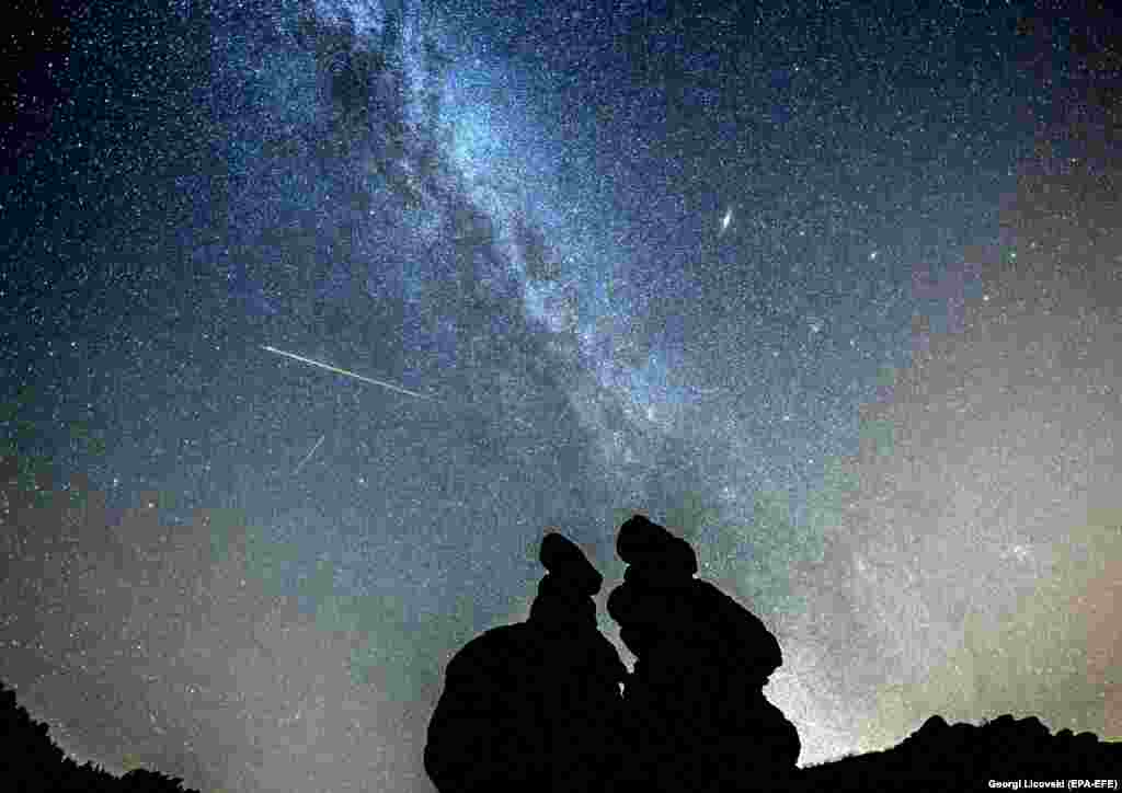 Метеорный поток зажигает ночное небо над каменными столбами в Куклице, недалеко от восточного города Кратово, Северная Македония. Метеорный поток Персеиды происходит каждый год в августе, когда Земля проходит сквозь обломки и пыль кометы Свифта-Туттля