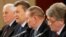 Круглий стіл у Києві 13 грудня 2013 року за участі чинного президента України Віктора Януковича (другий ліворуч) та трьох екс-президентів Леоніда Кравчука (перший ліворуч), Леоніда Кучми (другий праворуч) і Віктора Ющенка (перший праворуч)