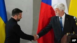 Ukrainian President Volodymyr Zelenskyy shakes hands with Czech President Petr Pavel in Prague on May 4.