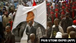 Nigeriya şiələri Molla Zakzaky-nin portreti ilə (Foto arxivdəndir)