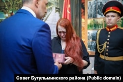 Мать Далера Горичева получает награду сына