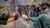 زنده‌گی پر مشقت افغان‌های مهاجر در ترکیه و ایران؛ هزاران تن زندانی و اخراج شده اند