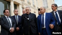 (Çepden saga) Fransiýanyň ýewreýleriň merkezi ybadathanasynyň ýolbaşçysy Joel Mergui, Protestant federasiýasynyň başlygy pastor Fransois Klawairoly, Buddist bileleşiginiň başlygy Wang-Genh, Fransiýanyň kardinaly Andre Wingt-Trois we Parižiň metjidiniň ýolbaşçysy Dalil Boubakeur, 27-nji iýul, 2016