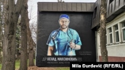 Mural na zidu XIII beogradske gimnazije u znak sećanja na anesteziologa, lekara Kliničkog centra Srbije, Nenada Maksimovića,.