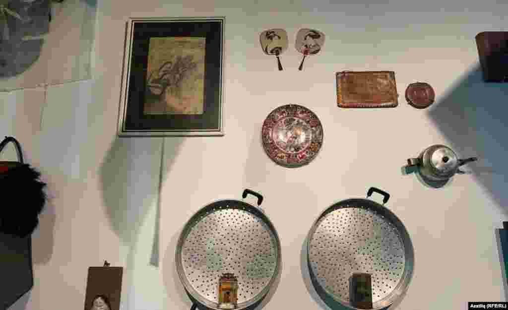 Гүнәш аңлатуынча, күргәзмәдә тәкъдим ителгән экспонатларның зур өлеше аның гаиләсенең кадерләп саклаган әйберләре. Калганнары — туганнарының сандыкларыннан табылган, йөз елга якын тарихы булган материаллар. Алар күргәзмә вакытына гына бирелгән.