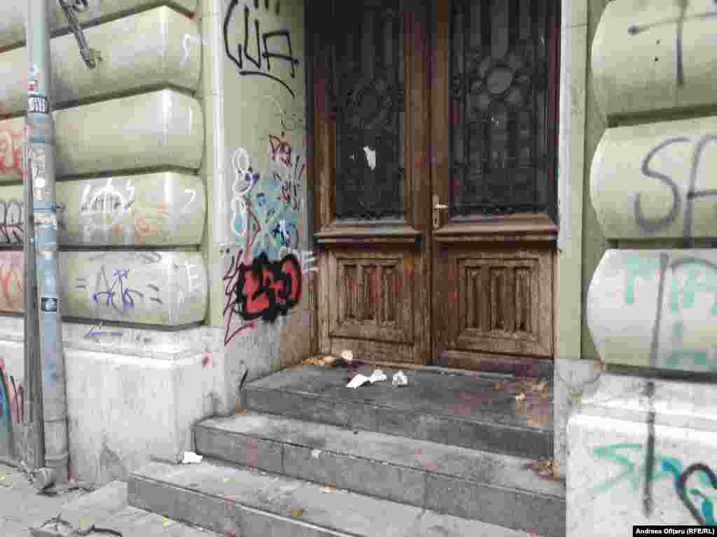 Zona Piața Universității - Palatul BCR - intrare mizerabilă pe post de toaletă publică.