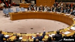 Сафири Русия дар СММ Василий Небензия ба муқобили таҳқиқи ҳамлаи кимиёвии ҳукумати Сурия райъ дод