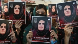 په کراچۍ کې فعالانو د ماهرنګ بلوڅې ګرفتارۍ پرضد د مظاهرې پر مهال په لاسونو کې د هغې تصویرونه نیولي دي - انځور له ارشیفه. 