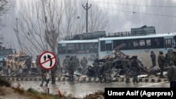 Военные на месте взрыва в Кашмире. 14 февраля 2019 года.