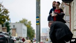 Građani pale sveće i polažu cveće na mestu pucnjave u Bratislavi 