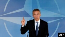 Jens Stoltenberg vorbind presei înaintea reuniunii miniștrilor apărării NATO, Bruxelles, 24 iunie 2015â