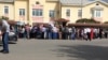 Сотни туркменистанцев собираются у посольства России в Ашхабаде в желании навсегда покинуть родину
