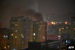 Дим піднімається з будівлі після того, як Росія розпочала атаку на Київ за допомогою безпілотників та ракет 9 січня 2026 року