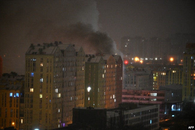 Дим піднімається з будівлі після того, як Росія розпочала атаку на Київ за допомогою безпілотників та ракет 9 січня 2026 року