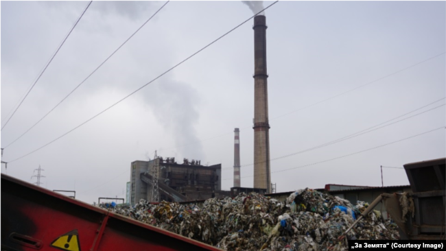 Струпани отпадъци край централата в Сливен. Снимката е на „За Земята“ и е от 2020 г.