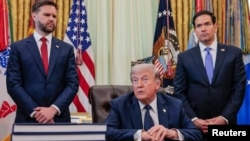 دونالد ترامپ در میان معاونش، جی‌دی ونس (چپ)، و مارکو روبیو، وزیر امور خارجه آمریکا؛ در روز پنج‌شنبه، سوم اردیبهشت