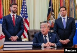 Predsednik SAD Donald Tramp 23. aprila govori u Ovalnom kabinetu Bele kuće, dok iza njega stoje potpredsednik Džej Di Vens i državni sekretar Marko Rubio.
