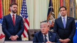 Predsednik SAD Donald Tramp 23. aprila govori u Ovalnom kabinetu Bele kuće, dok iza njega stoje potpredsednik Džej Di Vens i državni sekretar Marko Rubio.