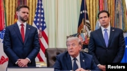 دونالد ترامپ در میان معاونش جی‌دی ونس (چپ) و مارکو روبیو وزیر خارجه (راست)