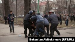 25-мартта Бишкекте Садыр Жапаровду камактан бошотууну талап кылып митингге чыккан 68 киши кармалган. 