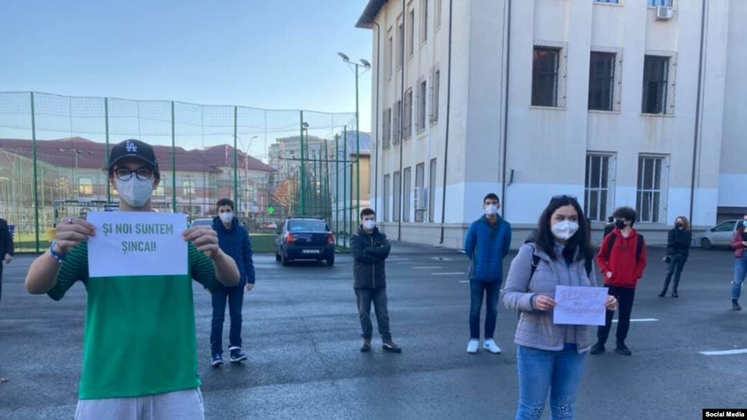 Elevii de clasa a XII-a de la Colegiul Național „Gheorghe Șincai” au protestat în curtea școlii 