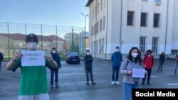 Elevii de clasa a XII-a de la Colegiul Național „Gheorghe Șincai” au protestat în curtea școlii 