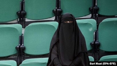 Киіммен тұрып жатқан фото Киіммен тұрып жатқан фото