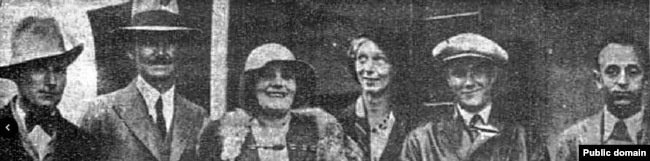 Корал (четвертая слева) и Виктор (справа от нее) на борту парохода, доставившего их в СССР