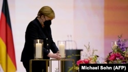 Angela Merkel a participat în 18 aprilie la o ceremonie de comemorare a celor 80,000 de victime făcute până în acel moment de COVID, în Germania.