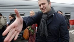 Навальный протягивает руку судье Коробченко