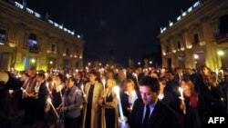 Italieni aprind lumânări la Roma în memoria victimelor catastroferi dela Lampedusa.