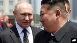Лидеры РФ и КНДР Владимир Путин (слева) и Ким Чен Ин, Пхеньян, 19 июня 2024 года