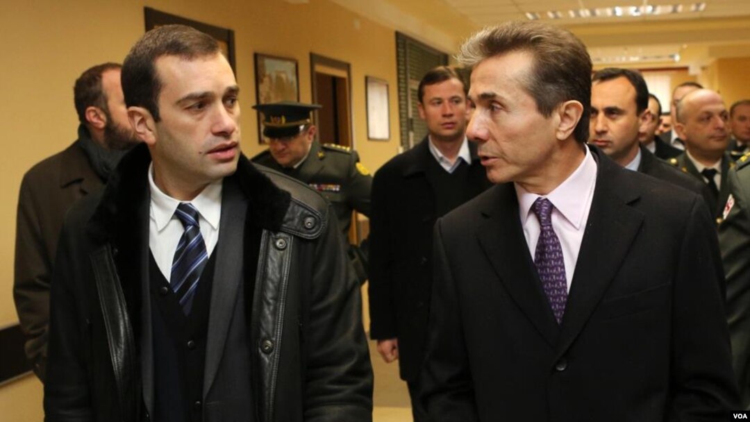 "Над министром обороны Ираклием Аласания сгустились тучи, – пишет газета "Ахали Таоба", – Говорят, что премьер Иванишвили ждет не дождется, чтобы его сместить"