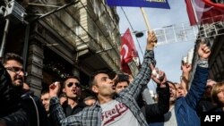 Демонстранты пытаются забросать яйцами Генеральное консульство России в Стамбуле