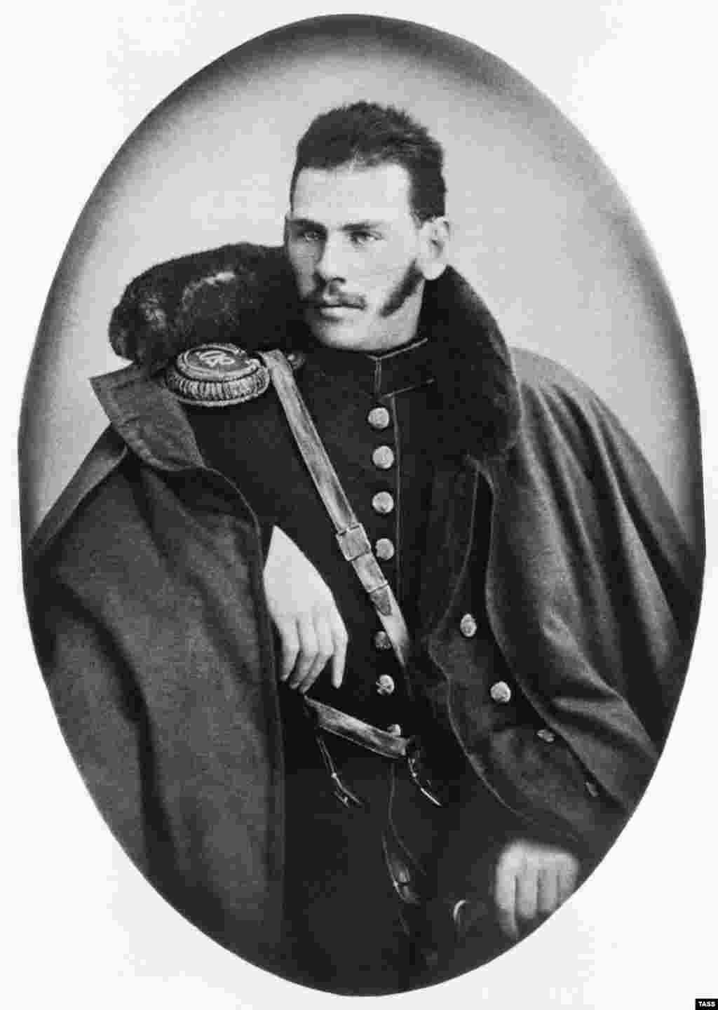 Tolstoi în uniformă militară, anul 1854. După anii tinereții petrecuți cu jocuri de noroc, băutură și femei, Tolstoi s-a înrolat în armata țaristă. Și-a îndeplinit cu onoare serviciul militar în Caucaz și în Războiul Crimeii, care încă nu se încheiase în momentul în care a fost făcută această fotografie. &nbsp;