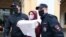 Задержания во время одиночного пикета в поддержку журналиста Ильи Азара. Санкт-Петербург, 28 мая 2020 года