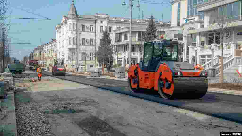 Реконструкцію вулиці Велика Морська не зупинив навіть карантин. При цьому масок будівельникам не видали