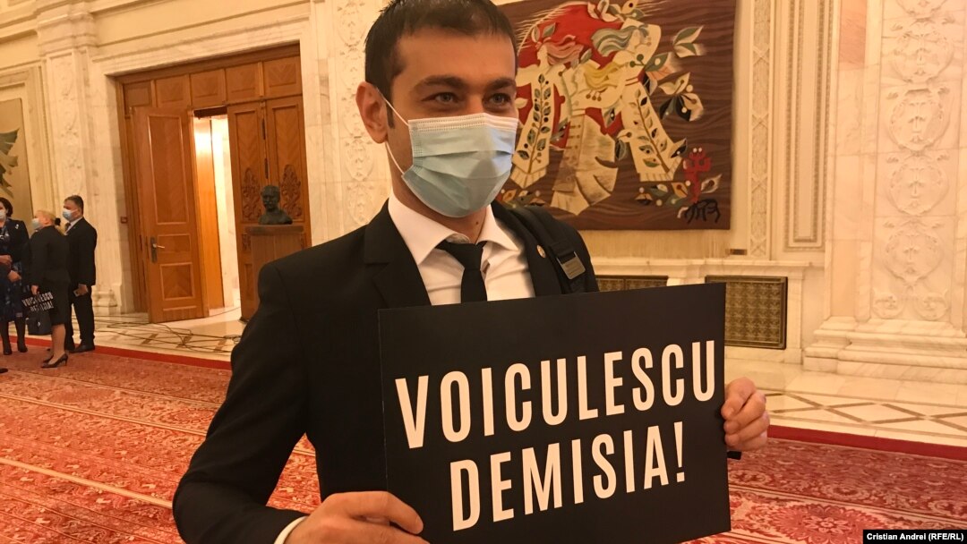 În imagine, Gabriel Zetea, deputat PSD, la Parlament, cu o pancartă prin care cere demisia ministrului Sănătății, Vlad Voiculescu. 