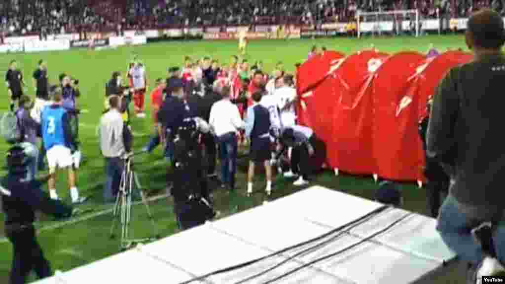 Srbija - Rasistički incidenti srpskih navijača na fudbalskoj utakmici mladih reprezentacija Engleske i Srbije bili su tema interesovanja svjetskih medija. 