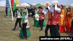 Nowruz baýramçylygy mynasybetli geçirilýän köpçülikleýin dabara gatnaşýan ýaşlar. Arhiwden alnan surat