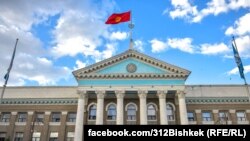 Здание мэрии Бишкека, в котором также заседают депутаты городского кенеша. 