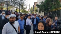 Бишкектин Административдик сотунун алдында «Бүтүн Кыргызстан» партиясынын тарапкерлери чогулуп турушат. 2020-жылдын 7-сентябры.