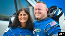 Astronauții NASA Butch Wilmore și Suni Williams pleacă de la clădirea de la Centrul Spațial Kennedy către Complexul de Lansare 41 de la Stația Forțelor Spațiale Cape Canaveral din Florida.