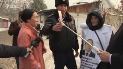 Kazakh Woman Pickets Chinese Consulate, Demanding Husband's Release