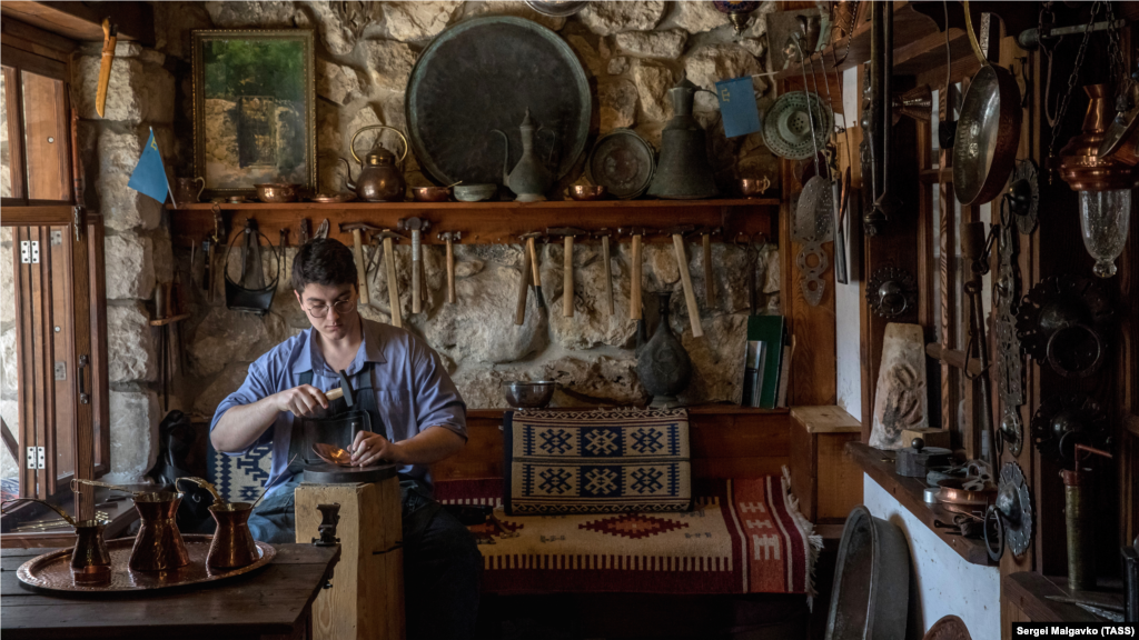 Крамниця мідника на території етнографічного музею кримських татар