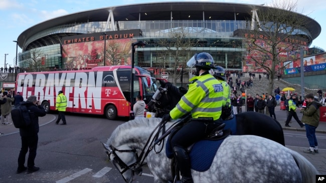 نیروهای پلیس در مقابل ورزشگاه امارات در لندن، پیش از بازی آرسنال و بایرن مونیخ
