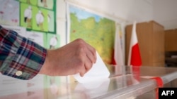 Un bărbat își exprimă votul într-o secție de votare din Gdańsk, Polonia, pe 1 iunie 2025, în timpul turului doi al alegerilor prezidențiale.