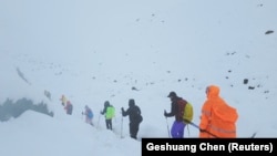 Planinari napuštaju kamp na Tibetu, 5. oktobra 2025.